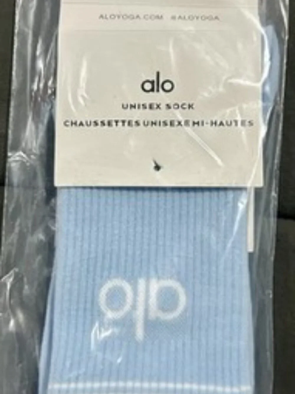Alo Yoga - Unisex Half-Crew Throwback Socks (Light Blue/White)